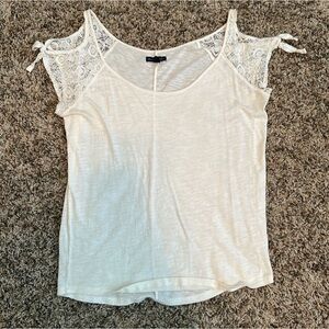 Cold shoulder tee